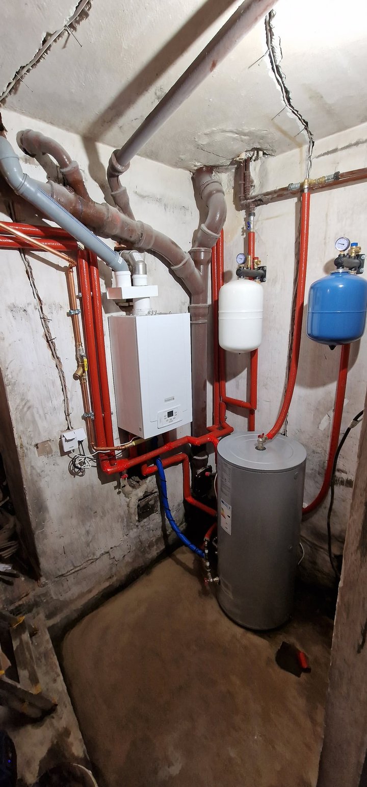 Instalacja kotła gazowego wraz z rozprowadzeniem rur