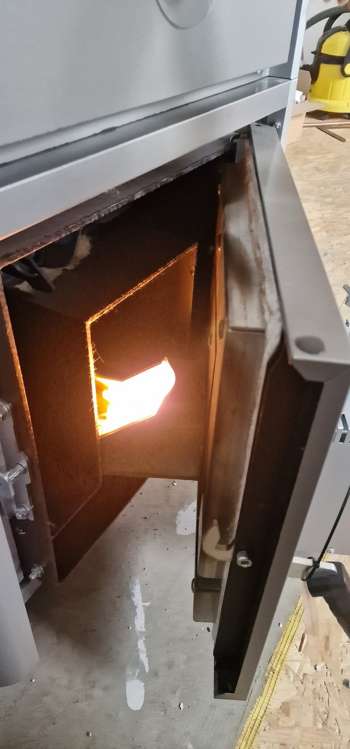 Palenisko kotła na pellet w trakcie pracy